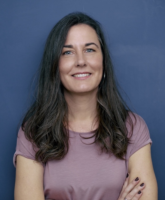 Stefanie Becker 1 © Hagen Wolf komprimiert Porträt Stefanie Becker in rosa Shirt vor blauem Hintergrund