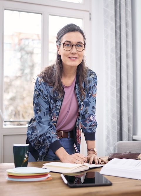 Porträt am Schreibtisch, Notizen machend