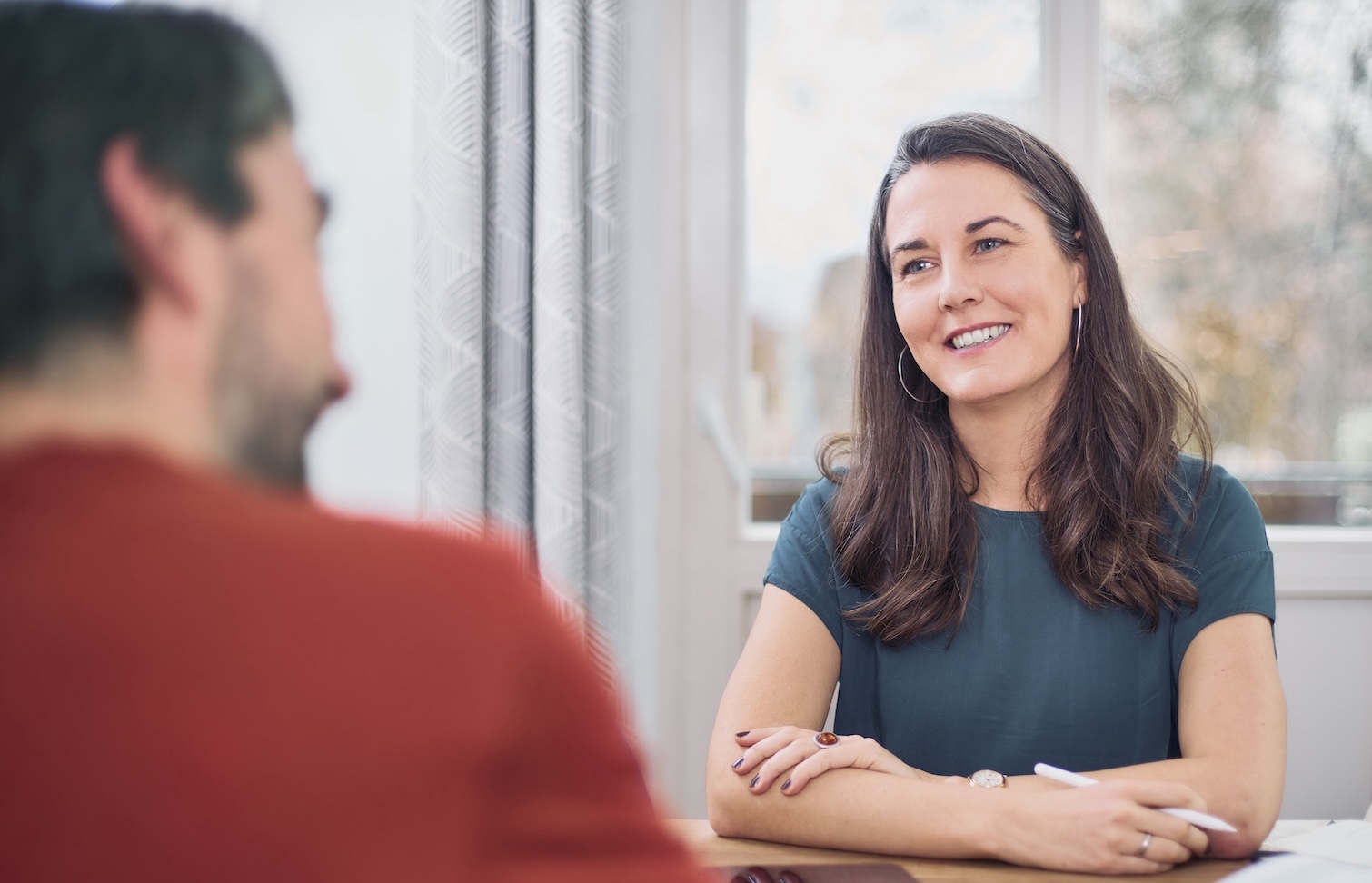 Coaching Session in Präsenz mit Klient von hinten